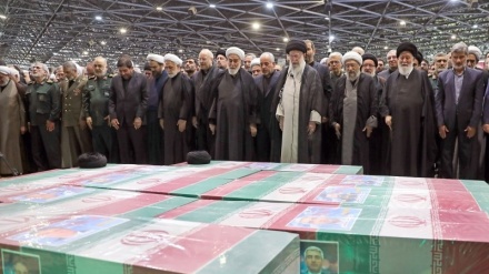 Верховный лидер Исламской революции прочитал молитвы над телами мучеников служения