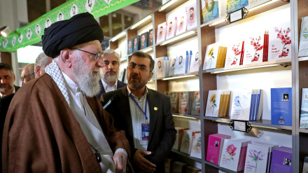 Yslam rewolýusiýasynyň ýokary lideri Tähran kitap ýarmarkasyna baryp gördiler