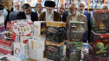 ביקור של שלוש שעות של מנהיג המהפכה ביריד הספרים בטהרן