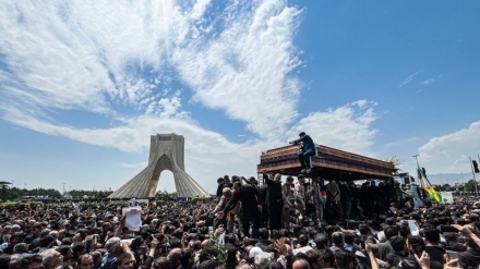 Miliona iranianë i japin lamtumirë e fundit Presidentit Raisi dhe shokëve të tij