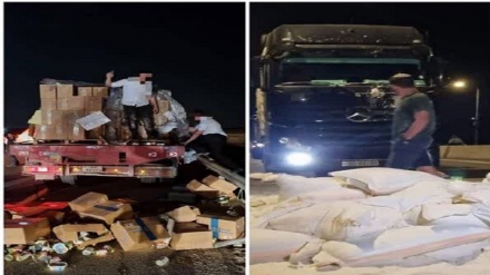 Gaza, coloni sionisti bloccano un carico di aiuti: distrutte decine di pacchi di farina e zucchero + VIDEO
