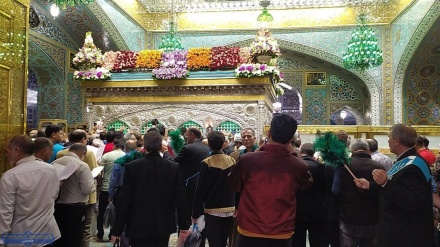 زائران بارگاه رضوی برای سلامتی رئیس جمهور ایران دست به دعا برداشتند