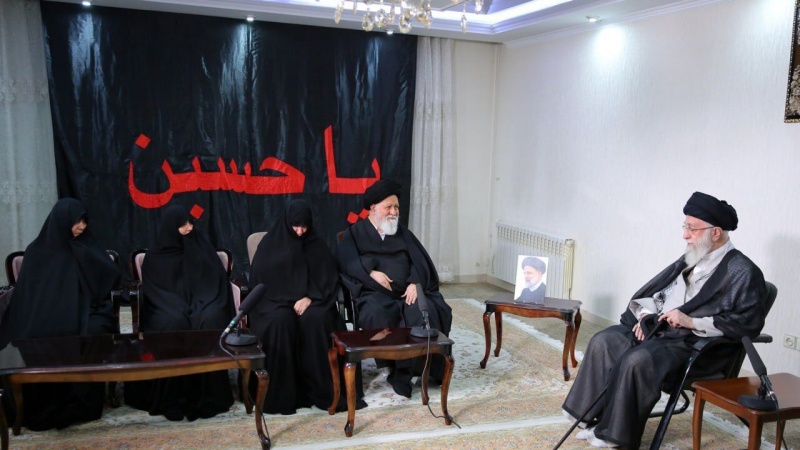 حضور رهبر معظم انقلاب اسلامی در منزل شهید رئیسی