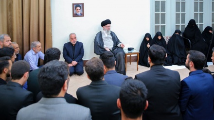 Revolutionsführer: Riesige Beteiligung an der Beerdigungsfeier von Präsident Raisi beweist Loyalität der Iraner gegenüber der Islamischen Revolution