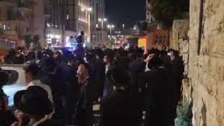 חרדים הפגינו מחוץ לביתו של מאיר פרוש