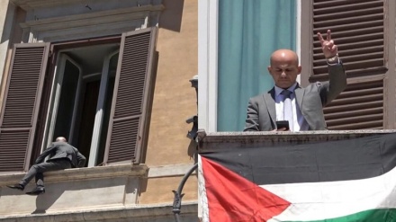 Italia, l’ex deputato sul balcone alla Camera, stop genocidio a Gaza + VIDEO