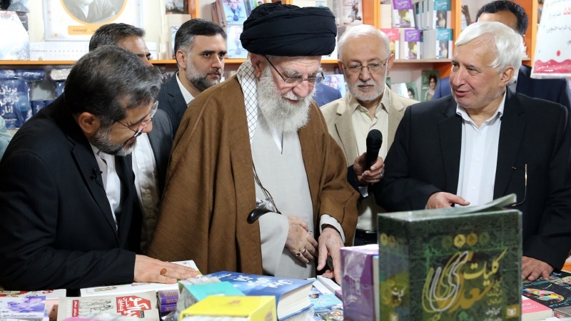 イラン最高指導者がテヘラン国際ブックフェアを視察