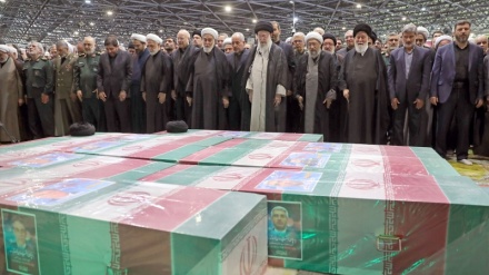 イラン最高指導者、殉教した大統領とその随行者らに葬儀の礼拝