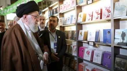 Ajetollah Khamenei viziton Panairin e 35-të Ndërkombëtar të Librit në Teheran