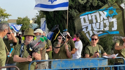 מפגינים מול ביתה של מירי רגב: נגמרו הקומבינות על גב הנושאים בנטל