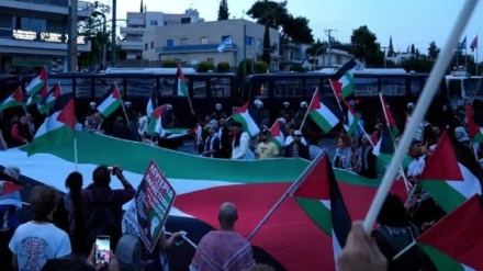 מפגינים פרו-פלסטינים יידו אבנים לעבר שוטרים באתונה