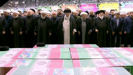 رهبر معظم انقلاب اسلامی بر پیکر مطهر شهدای خدمت نماز اقامه کردند