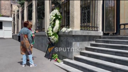 Քաղաքացիները ծաղիկներ են բերում Իրանի դեսպանատան և հյուպատոսարանի մոտ