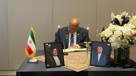 נשיא העצרת הכללית ביקר במטה הנציגות האיראנית לנחם על מות הקדושים של ראיסי ועבדאללהיאן