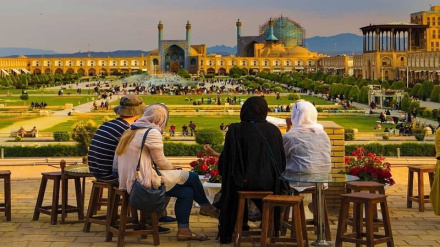 ایران کې افغانانو د ۲۰۰ زرو څخه تر ۱۵ میلیونه ډالرو پانګونه کړې