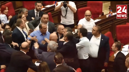 ԱԺ–ում լեզվակռիվ ու ծեծկռտուք սկսվեց