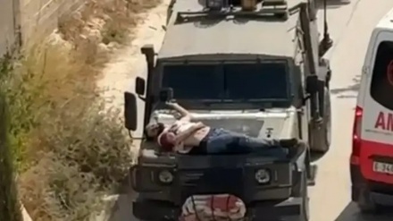 Video shock, palestinese ferito legato al cofano di un blindato come uno scudo umano