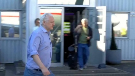 Julian Assange u lirua dhe u largua nga Anglia