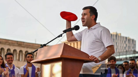Ռուբեն Մելիքյանը կարմիր բերետ նվիրեց ՀՀ Մարդու իրավունքների պաշտպանին