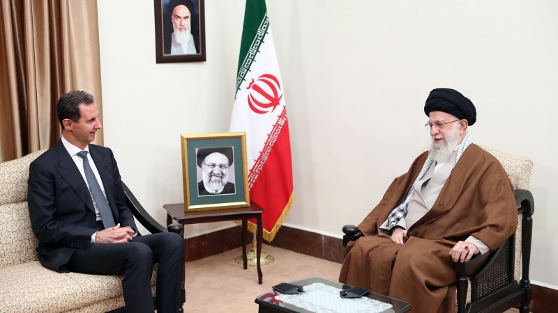 イラン・イスラム革命最高指導者のハーメネイー師と同国を訪問したシリアのアサド大統領