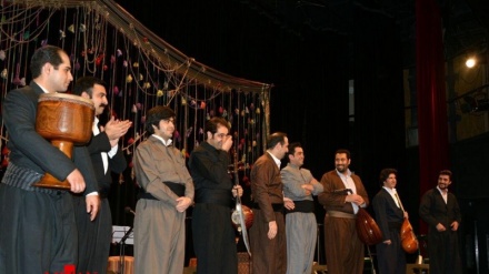 Penampilan Musik Kurdi di Aula Rudaki Tehran