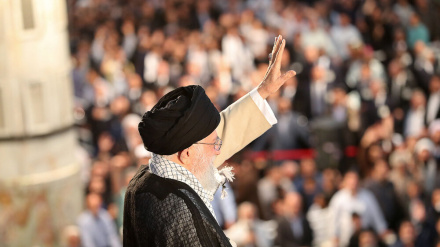 Həzrəte İmom Xomeyni(r)-i rehləti sorəqardışədə, İslomi inğilobi yolə Rəhbəri nıtğ