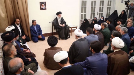 Imam Khamenei: Veprimet e Mbrojtësve të Faltoreve të Shenjta shpëtuan Iranin dhe rajonin/ Mbrojtja e Faltoreve është mbrojtje e idealeve të njerëzimit