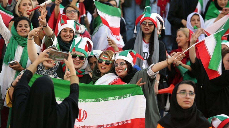 Një foto e gëzimit të femrave iraniane gjatë një festimi kombëtar