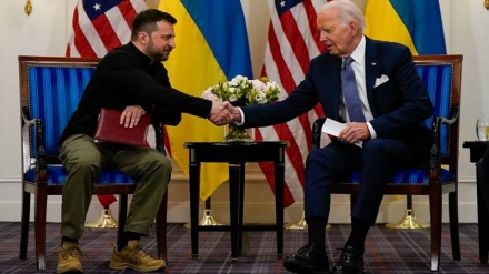 Biden i kërkon falje Zelenskit për vonesën e ndihmës ushtarake për Ukrainën