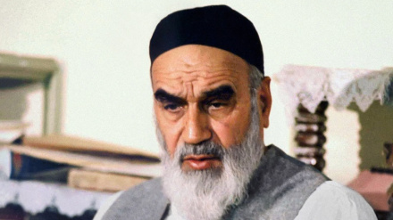 Ruhullah məktəbədə...