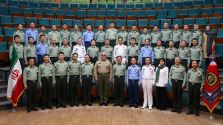 चीन की नेश्नल डिफ़ेंस यूनिवर्सिटी के प्रतिनिधिमंडल का ईरानी सेना कमान और मुख्यालय विश्वविद्यालय का दौरा