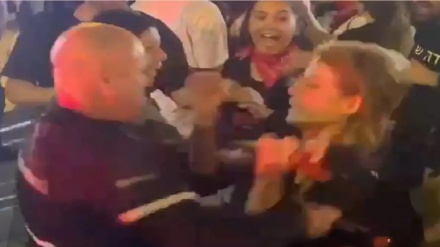 שוטר ישראלי תועד דוחף עיתונאית בהפגנה בתל אביב