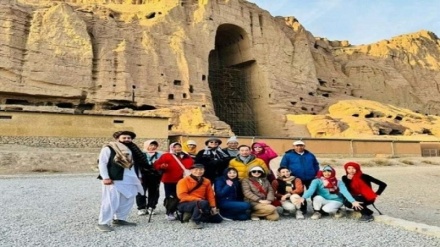 بازدید گردشگران خارجی از مکان‌های تاریخی در افغانستان 
