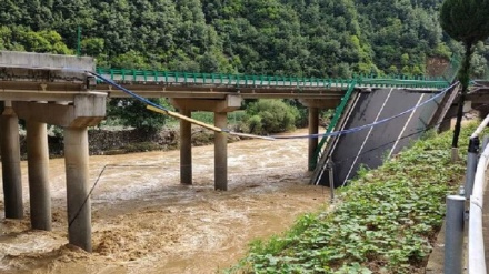 Crolla un ponte in Cina, oltre 30 dispersi e 11 morti 