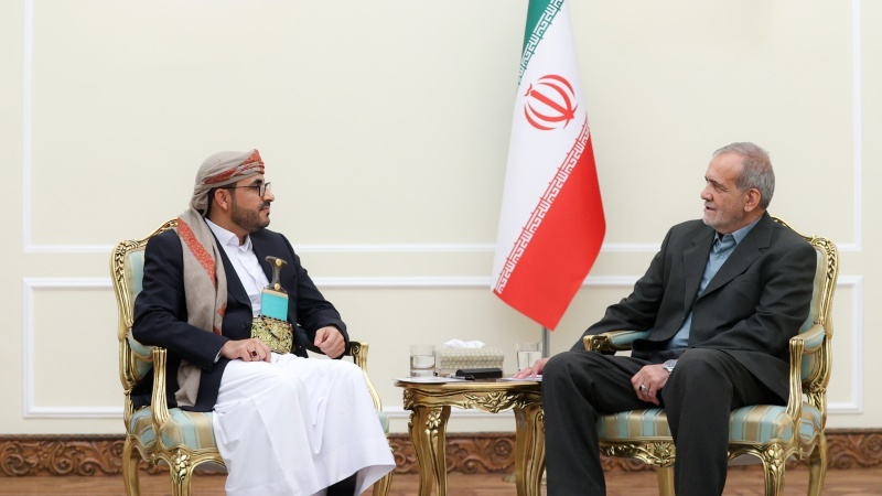 イランのペゼシュキヤーン新大統領とイエメン救国政府協議団のムハンマド・アブドルサラーム団長