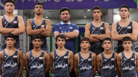 Meisterschaft der iranischen Jugend-Ringermannschaft in Asien