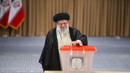 حضور رهبر معظم انقلاب در دور دوم چهاردهمین دوره انتخابات ریاست جمهوری ایران