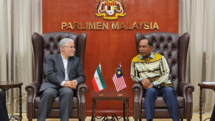 İron və Malaziya miyono bə tələbə və akademikə həmkoəti inkişof və zumand karedy təkid bıə