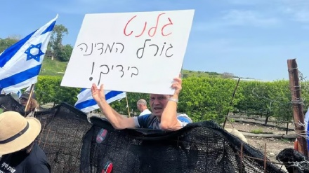 הפגנה סמוך לביתו של גלנט במחאה על המשך המלחמה