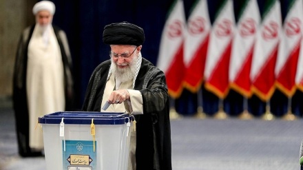 Fillon raundi i dytë i votimit për zgjedhjet presidenciale iraniane , Lideri i Revolucionit hedh votën e tij