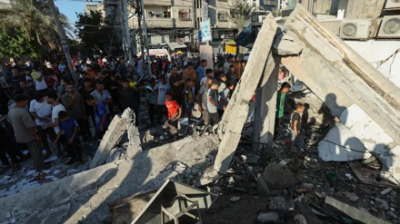 Nusirat kampının bombalanması sonucu onlarca kişi yaralandı ve şehit oldu