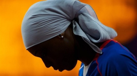 L’atleta francese è stata bandita dalla cerimonia di apertura delle Olimpiadi a causa del suo hijab