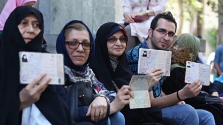 İran cumhurbaşkanlığı seçimlerinin ikinci turunda İranlıların coşkulu katılımı