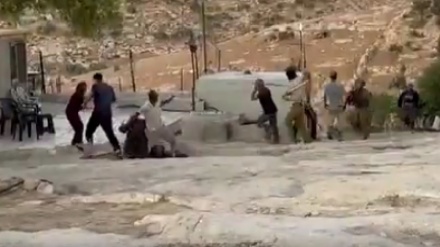 מתנחלים מתפרעים בכפר פלסטיני בהר אל-ח'ליל