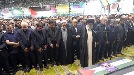מנהיג המהפכה ערך תפילות על גופתו של החלל איסמעיל הנייה