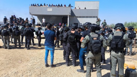 כוחות ישראל מנסים להרוס מבנה של פלסטיני בנגב