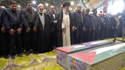 L'Imam Khamenei prie sur le corps du martyr Ismail Haniyeh