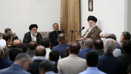 Imam Khamenei stresses smart confrontation with enemy's psychological war