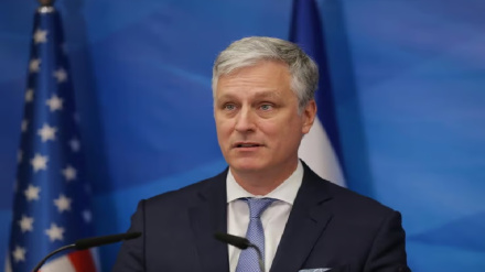 יועץ של טראמפ מאיים על בריטניה