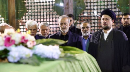 Iranian president and cabinet members renew allegiance with Imam Khomeini's ideals